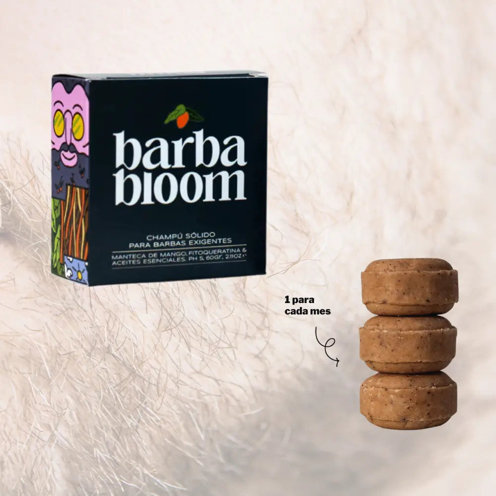 Caja del champú sólido “barba bloom” con diseño llamativo y colorido junto a tres unidades del producto apiladas verticalmente sobre un fondo de vello facial. El texto “1 para cada mes” indica que cada pastilla está pensada para un mes de uso. El producto destaca el uso de manteca de mango, fitoqueratina y aceites esenciales, con pH 5 y 60g por unidad.
