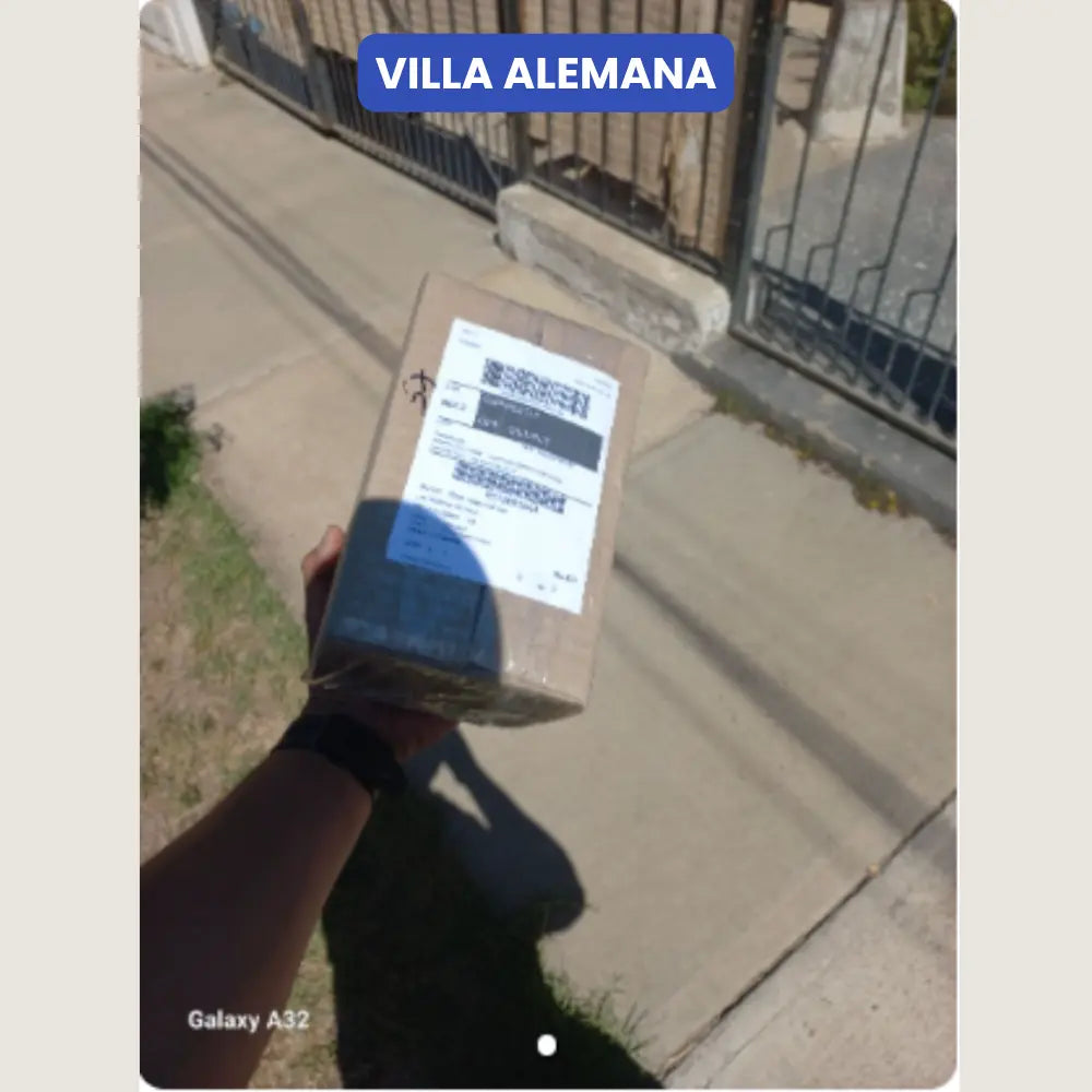 Entrega de paquete por parte de Vivantia en Villa Alemana. Persona sostiene caja frente a domicilio en plena luz del día.