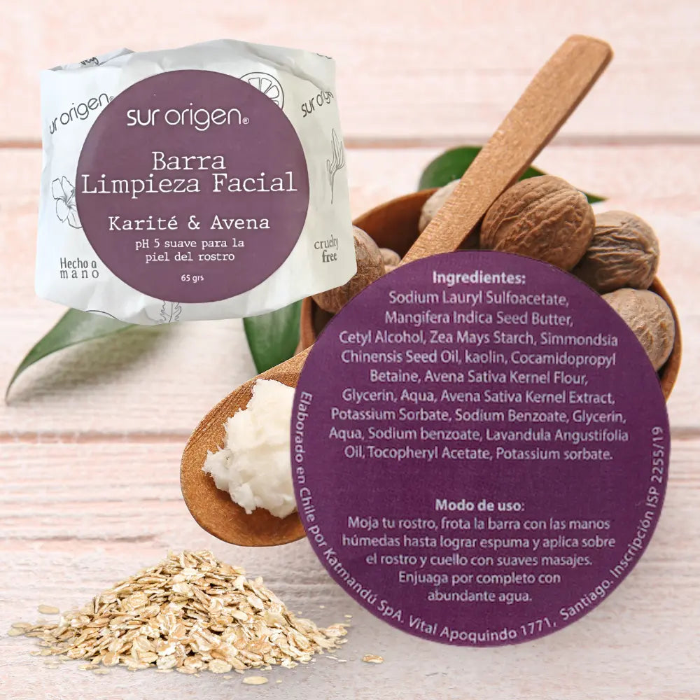 Jabón en barra de limpieza facial Sur Origen de karité y avena, pH 5 suave para el rostro, junto a sus ingredientes y modo de uso. Fondo decorado con avena, nuez de karité y utensilios de madera, destacando su formulación natural y artesanal.