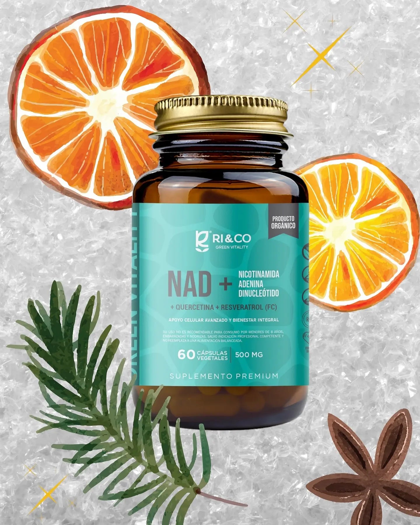Frasco de NAD+ de RI&CO con 60 cápsulas vegetales de 500 mg, presentado sobre un fondo decorativo con rodajas de naranja, hojas de pino y anís estrellado. Suplemento premium con Nicotinamida Adenina Dinucleótido, Quercetina y Resveratrol para apoyo celular y bienestar integral.