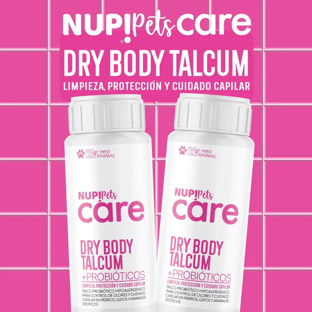 Infografía promocional del talco seco NUP!Pets Care Dry Body Talcum con probióticos, destacando su función de limpieza y control de olores. Fondo rosado con dos frascos del producto.