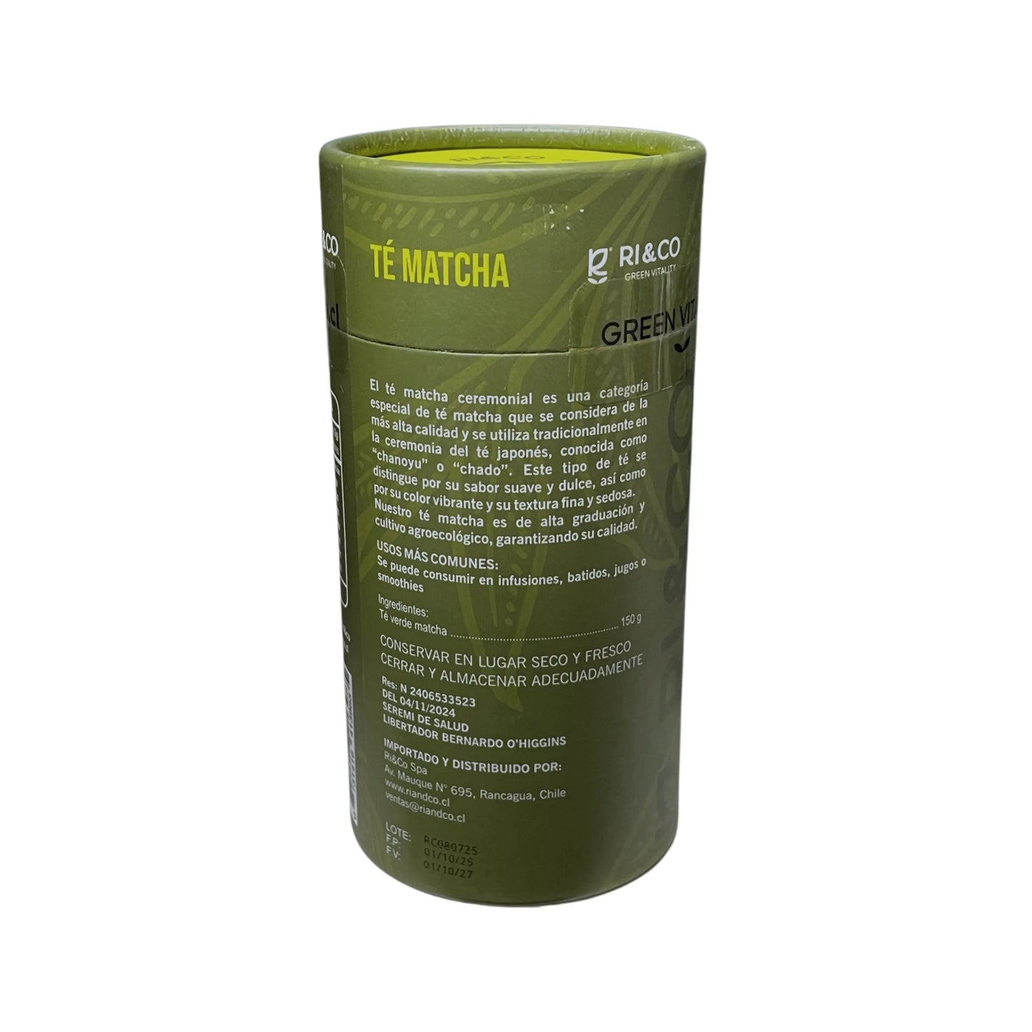 Envase trasero de Té Matcha RI & CO Green Vitality, que describe el producto como de grado ceremonial, utilizado en ceremonias tradicionales japonesas como el “chanoyu” o “chado”. Se destaca su sabor suave y dulce, color vibrante y textura fina. Indica que es de alta graduación y cultivo agroecológico. Se sugiere su uso en infusiones, batidos y jugos. Contiene 150 g. También se incluyen datos del importador ubicado en Rancagua, Chile, y la recomendación de conservar en lugar seco y fresco.