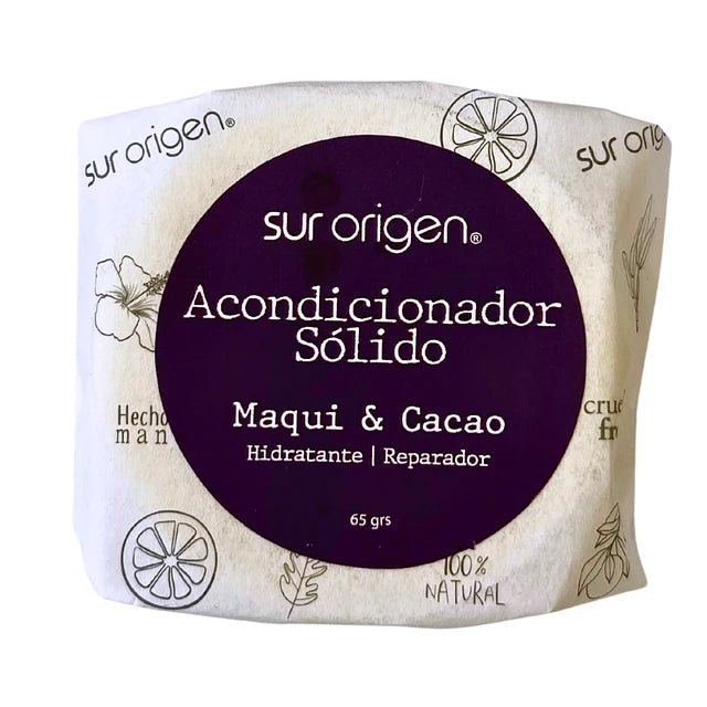Acondicionador sólido Sur Origen de 65 gramos en empaque ecológico. Fórmula hidratante y reparadora con maqui y cacao. Presentación circular envuelta en papel ilustrado con elementos naturales y sello de 100% natural. Producto artesanal ideal para cuidado capilar sostenible.