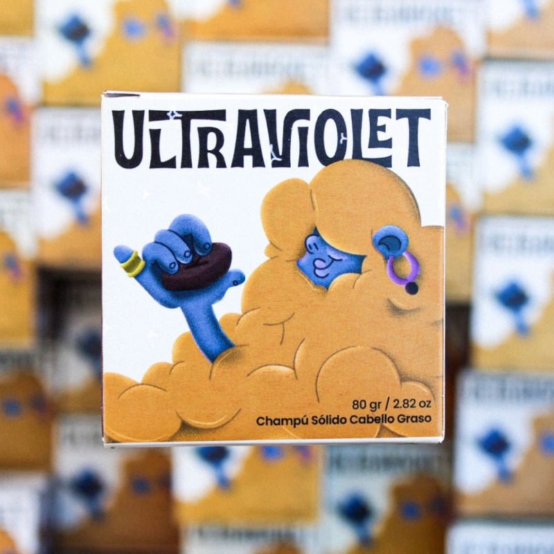 Primer plano del empaque del champú sólido Ultraviolet de Khalú, con fondo de cajas apiladas del mismo producto, destacando su diseño llamativo.