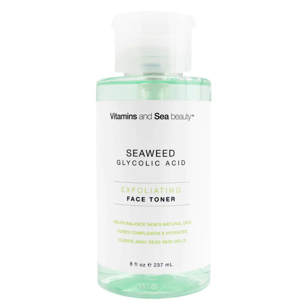 Frasco de tónico facial exfoliante de algas marinas y ácido glicólico de Vitamins and Sea Beauty, con tapa dispensadora y líquido verde translúcido. Ayuda a equilibrar los aceites naturales de la piel y eliminar células muertas.