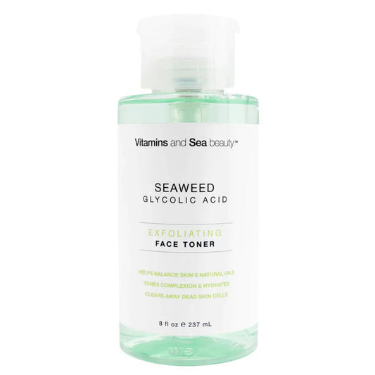 Frasco de tónico facial exfoliante de algas marinas y ácido glicólico de Vitamins and Sea Beauty, con tapa dispensadora y líquido verde translúcido. Ayuda a equilibrar los aceites naturales de la piel y eliminar células muertas.