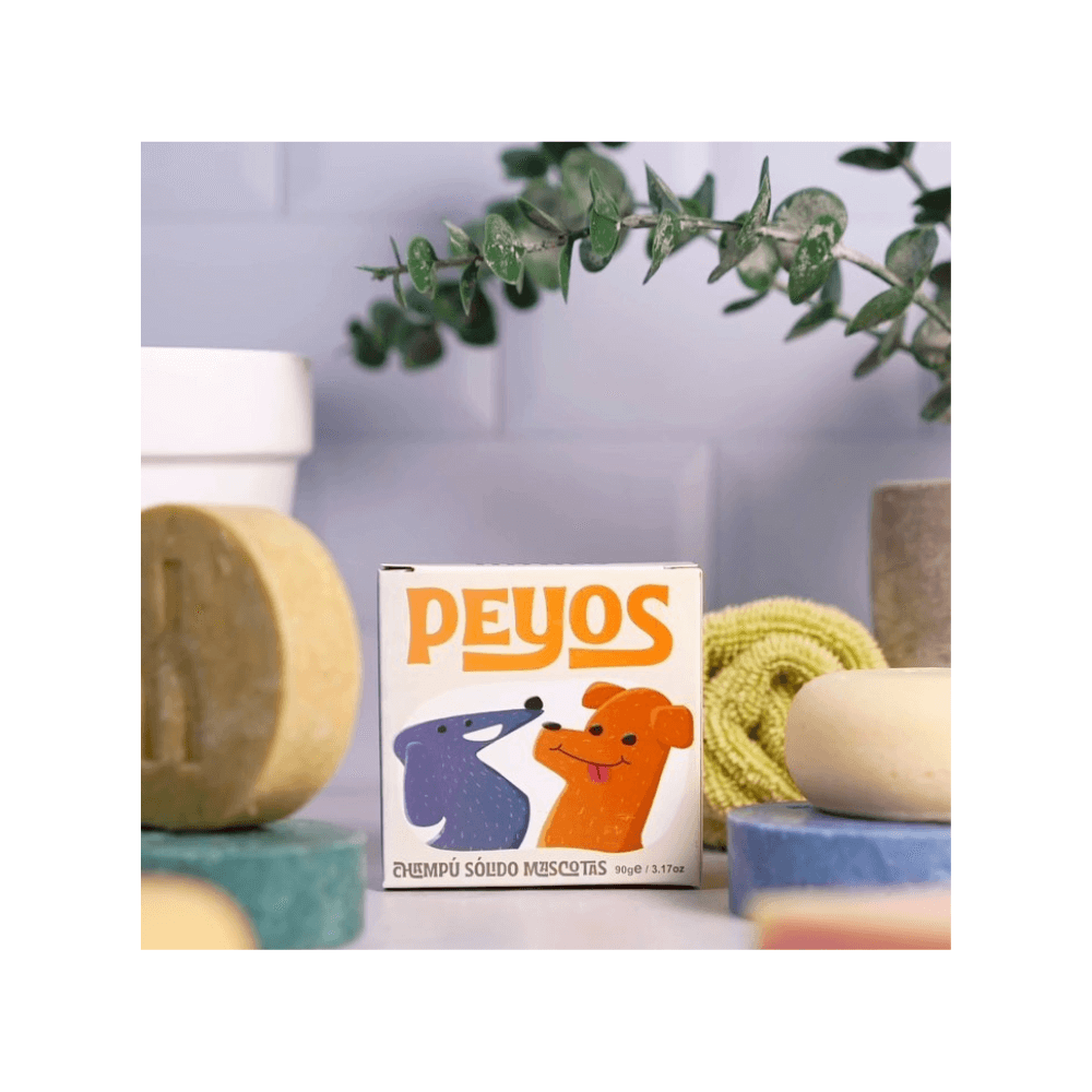 Shampoo sólido “Peyos” para perros, presentado en un ambiente de baño con jabones y toallas, destacando su formato natural y sostenible.