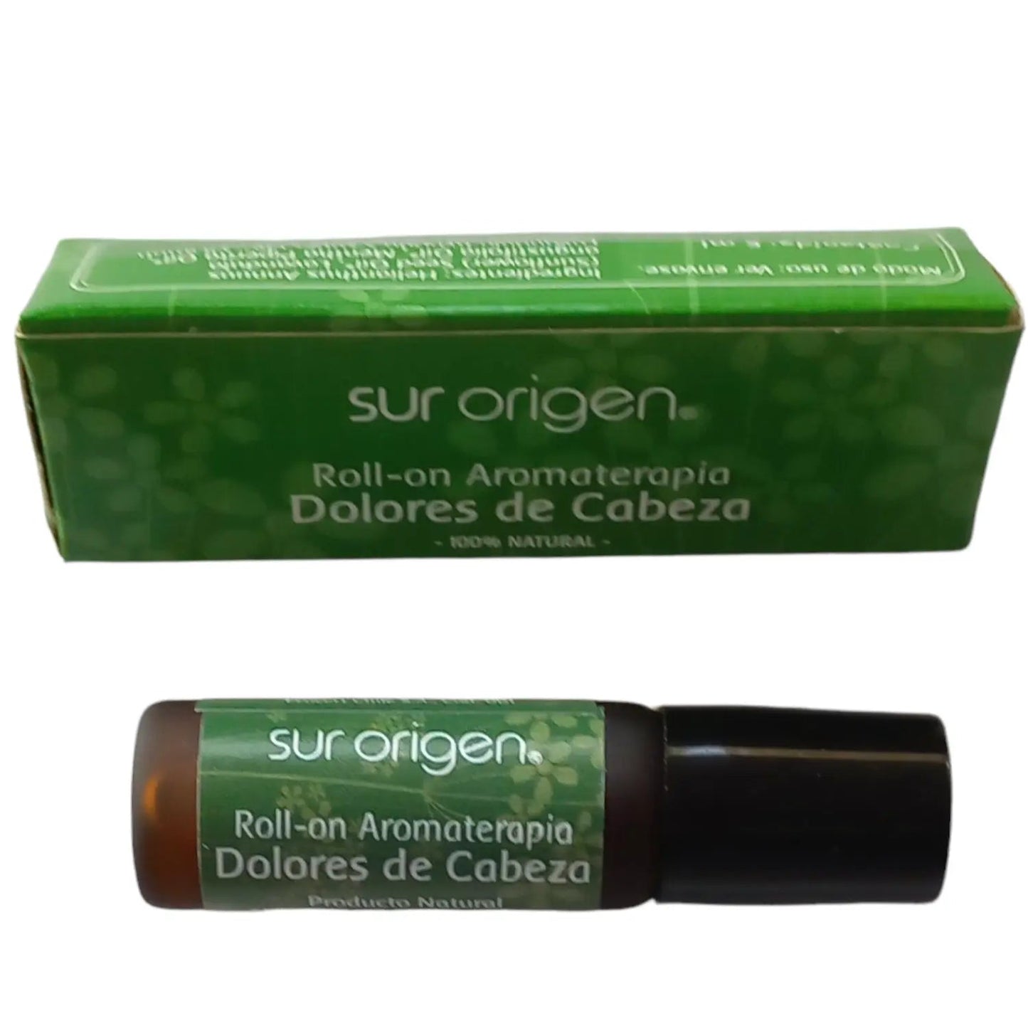 Frasco y empaque de Roll-on de Aromaterapia Dolores de Cabeza de la marca Sur Origen. Producto 100% natural. Envase de vidrio color ámbar con tapa negra. Caja de diseño en tonos verdes con letras blancas.