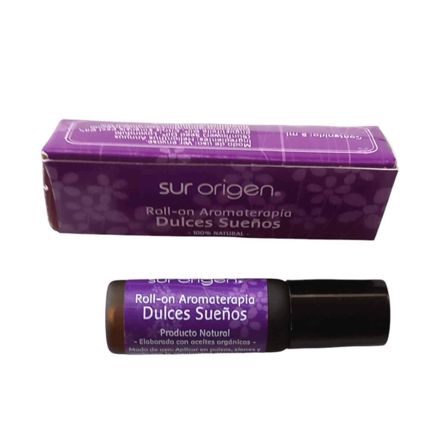 Frasco y empaque de Roll-on de Aromaterapia Dulces Sueños de la marca Sur Origen. Producto 100% natural, elaborado con aceites orgánicos. Envase de vidrio color ámbar con tapa negra. Caja de diseño en tonos morados con letras blancas.