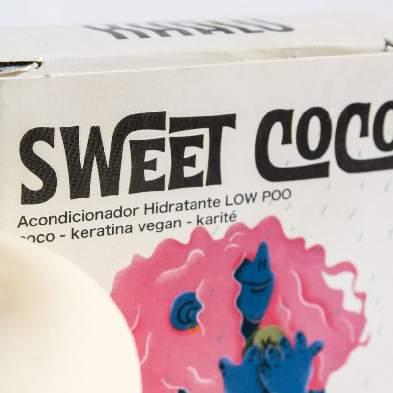 Detalle del empaque del acondicionador sólido “Sweet Coco”. Fórmula hidratante LOW POO con coco, keratina vegana y karité. Diseño ilustrado y letras en negrita destacando el nombre del producto.