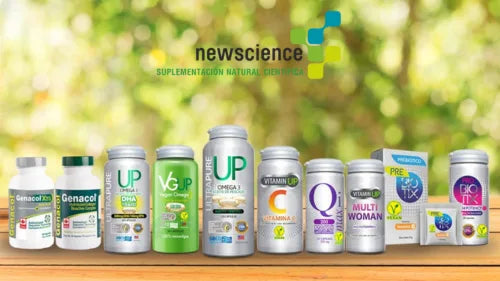 Imagen de frascos de suplementos Newscience alineados sobre una superficie de madera. Se observan productos como Genacol, Omega 3, vitaminas y fórmulas especializadas. Marca chilena enfocada en suplementación natural y bienestar integral.