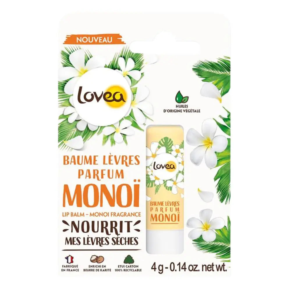 Bálsamo labial Lovea con fragancia de Monoï, enriquecido con manteca de karité y aceites de origen vegetal, diseñado para nutrir los labios secos. Producto francés, en envase 100% reciclable de 4g. Diseño tropical con flores de tiaré.