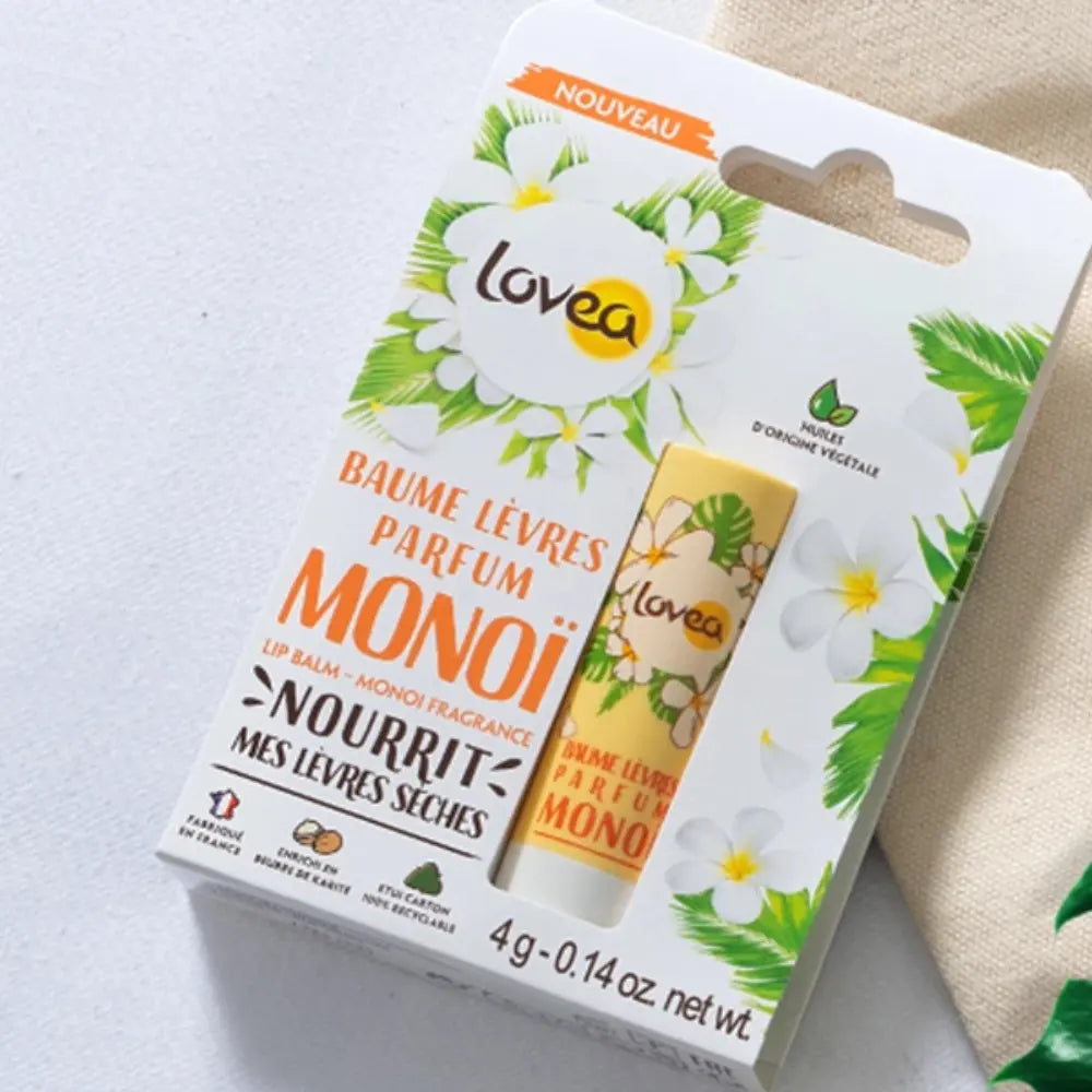 Bálsamo labial Lovea Monoï de 4g en empaque floral, con aceites vegetales y manteca de karité. Nutre labios secos, fabricado en Francia. Ideal para cuidado diario con aroma exótico a monoï.