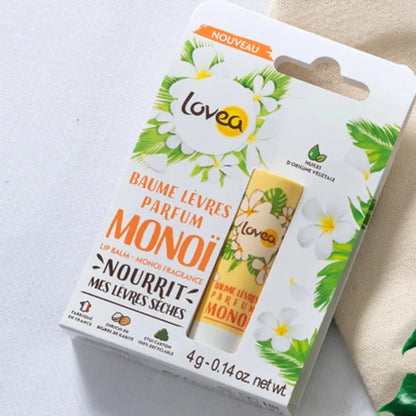 Bálsamo labial Lovea Monoï de 4g en empaque floral, con aceites vegetales y manteca de karité. Nutre labios secos, fabricado en Francia. Ideal para cuidado diario con aroma exótico a monoï.