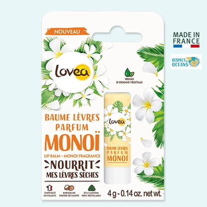 Bálsamo labial Lovea Monoï de 4g en empaque floral con aceites vegetales, enriquecido con manteca de karité. Fabricado en Francia, cuida labios secos con fragancia de monoï y empaque reciclable.