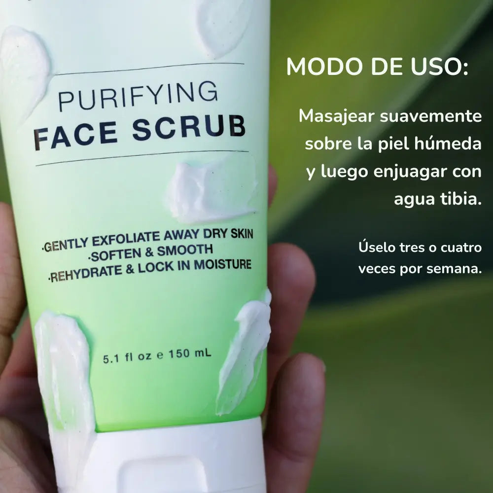 Primer plano de un tubo de exfoliante facial con minerales del Mar Muerto y aguacate, con crema aplicada en la superficie. Texto con instrucciones de uso indicando cómo masajear sobre la piel húmeda y enjuagar con agua tibia.