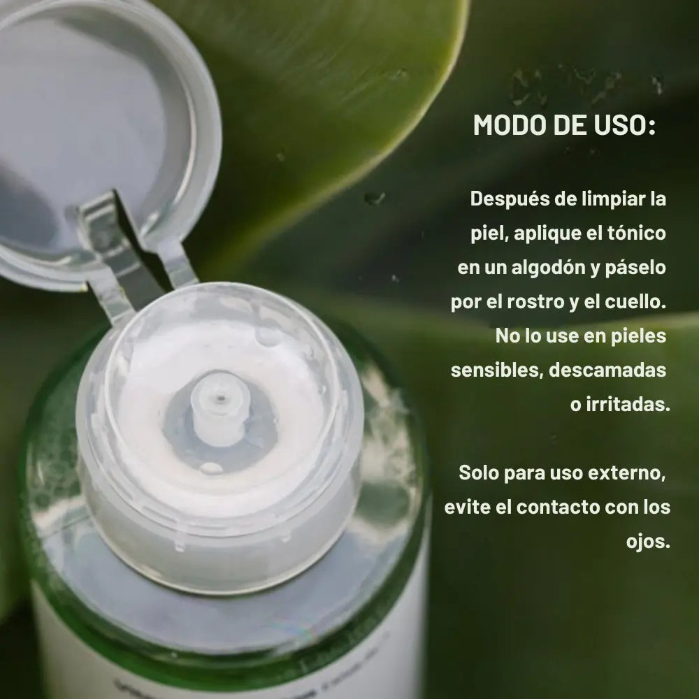 Primer plano del dispensador del frasco del tónico facial de algas marinas y ácido glicólico, con instrucciones de uso recomendando aplicarlo con algodón y evitar pieles sensibles.
