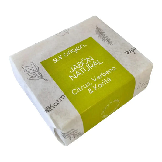 Jabón natural de la marca Sur Origen, envuelto en papel blanco decorado con ilustraciones botánicas. Etiqueta central verde con texto “JABÓN NATURAL - Citrus, Verbena & Karité”. Producto artesanal, vegano y hecho a mano.