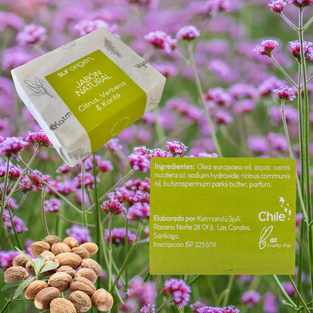 Jabón natural Sur Origen Citrus, Verbena & Karité sobre fondo floral con ingredientes botánicos visibles. Cuadro informativo destaca ingredientes como aceites de oliva, coco, ricino y manteca de karité. Producto artesanal chileno, cruelty-free.