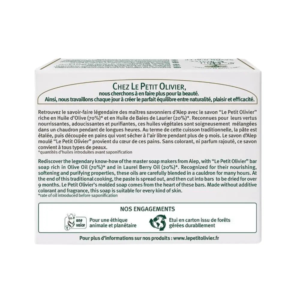 Parte trasera del empaque del jabón Le Petit Olivier Savon d’Alep, con descripción bilingüe (francés e inglés) sobre su proceso tradicional de fabricación con aceite de oliva (70%) y aceite de bayas de laurel (20%), beneficios para la piel y compromisos éticos de la marca.