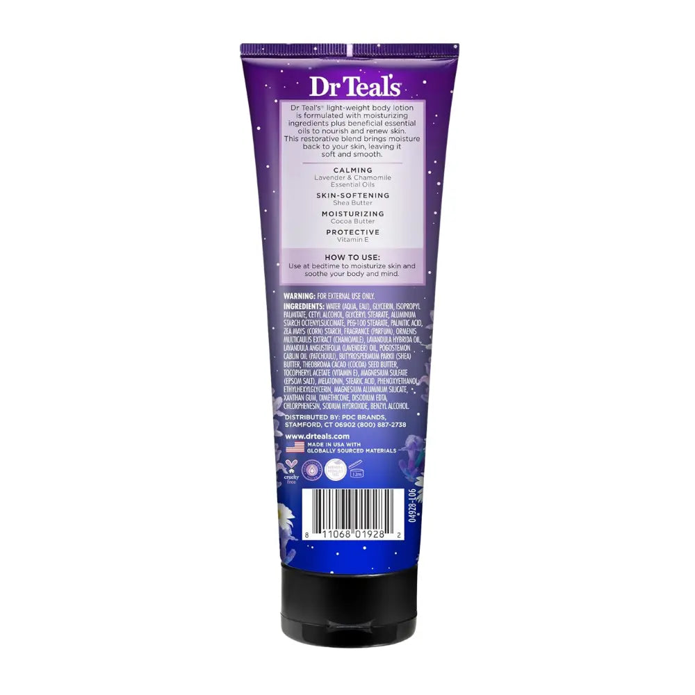 Parte trasera de la loción Dr Teal’s Sleep Blend. Describe su fórmula ligera con ingredientes hidratantes y aceites esenciales de lavanda y manzanilla para calmar la piel. Contiene manteca de karité, manteca de cacao y vitamina E. Uso recomendado antes de dormir. Libre de parabenos. Fabricada con materiales de origen sostenible.