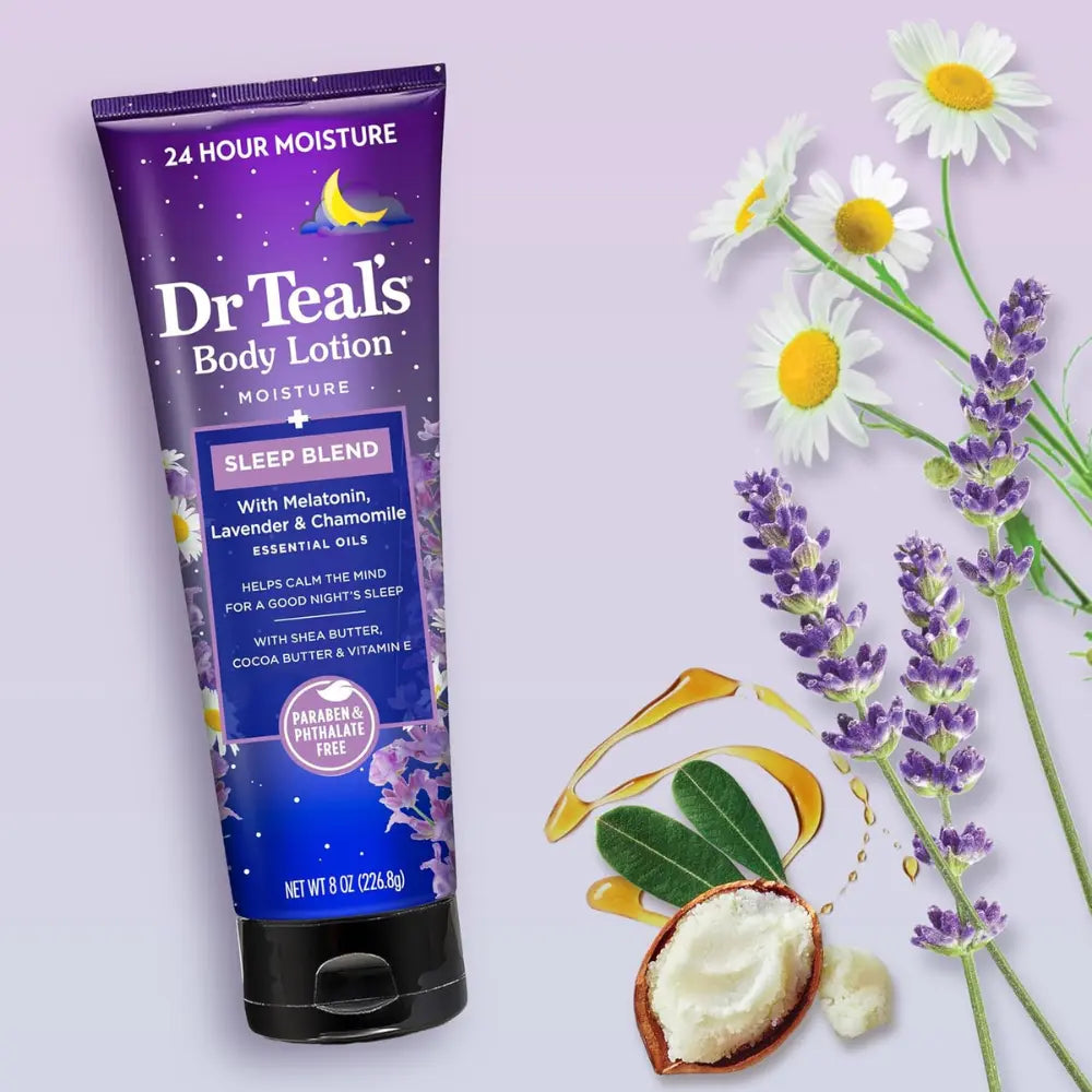 Imagen de la loción corporal Dr Teal’s Sleep Blend de 226.8 g, con melatonina, lavanda y manzanilla para promover el descanso. Fondo en tonos lilas con ilustraciones de flores de lavanda, manzanilla, manteca de karité y gotas de aceite, resaltando sus ingredientes naturales y propiedades hidratantes.