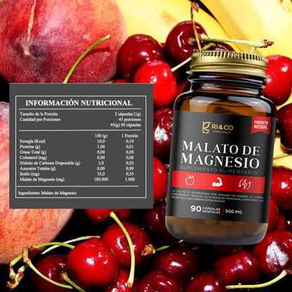 Etiqueta nutricional del suplemento Malato de Magnesio RI&CO junto a frasco de 90 cápsulas vegetales de 500 mg. Fondo con frutas como cerezas, plátano y durazno. Destaca información como 1000 mg de malato de magnesio por porción (2 cápsulas), sin grasas, azúcares ni colesterol.