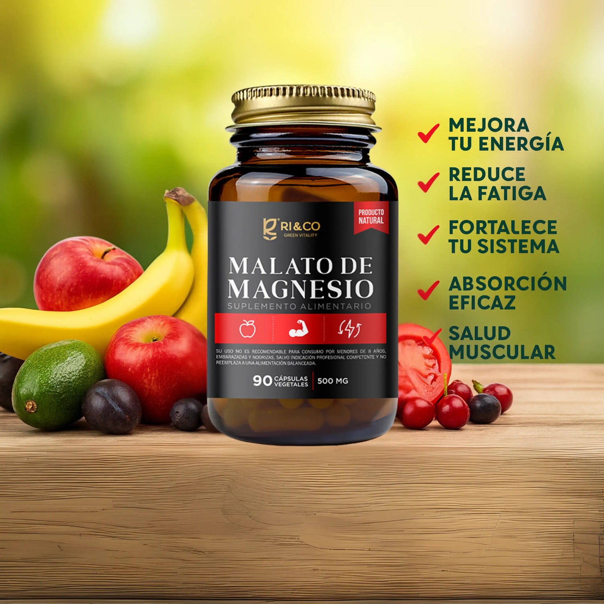 Suplemento alimenticio Malato de Magnesio RI&CO Green Vitality en frasco con etiqueta negra y roja, rodeado de frutas frescas sobre una mesa de madera. Beneficios destacados a la derecha: mejora tu energía, reduce la fatiga, fortalece tu sistema, absorción eficaz y salud muscular. Contiene 90 cápsulas vegetales de 500 mg.