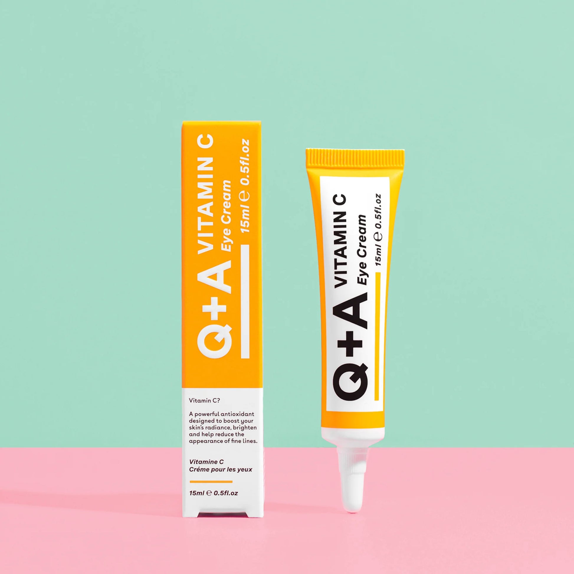Crema para ojos con vitamina C de Q+A en su presentación de tubo y caja, con fondo en colores pastel. Diseño limpio y moderno en tonos naranja y blanco. Indicación de antioxidantes y reducción de líneas finas.