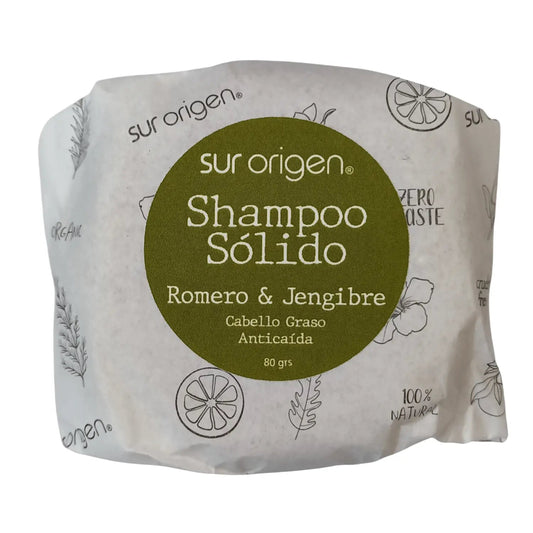  Empaque de shampoo sólido Sur Origen con romero y jengibre, diseñado para cabello graso con efecto antic caída. Envoltura ecológica con ilustraciones botánicas en tonos beige y verde oliva. Etiqueta con certificaciones zero waste, cruelty free y 100% nat